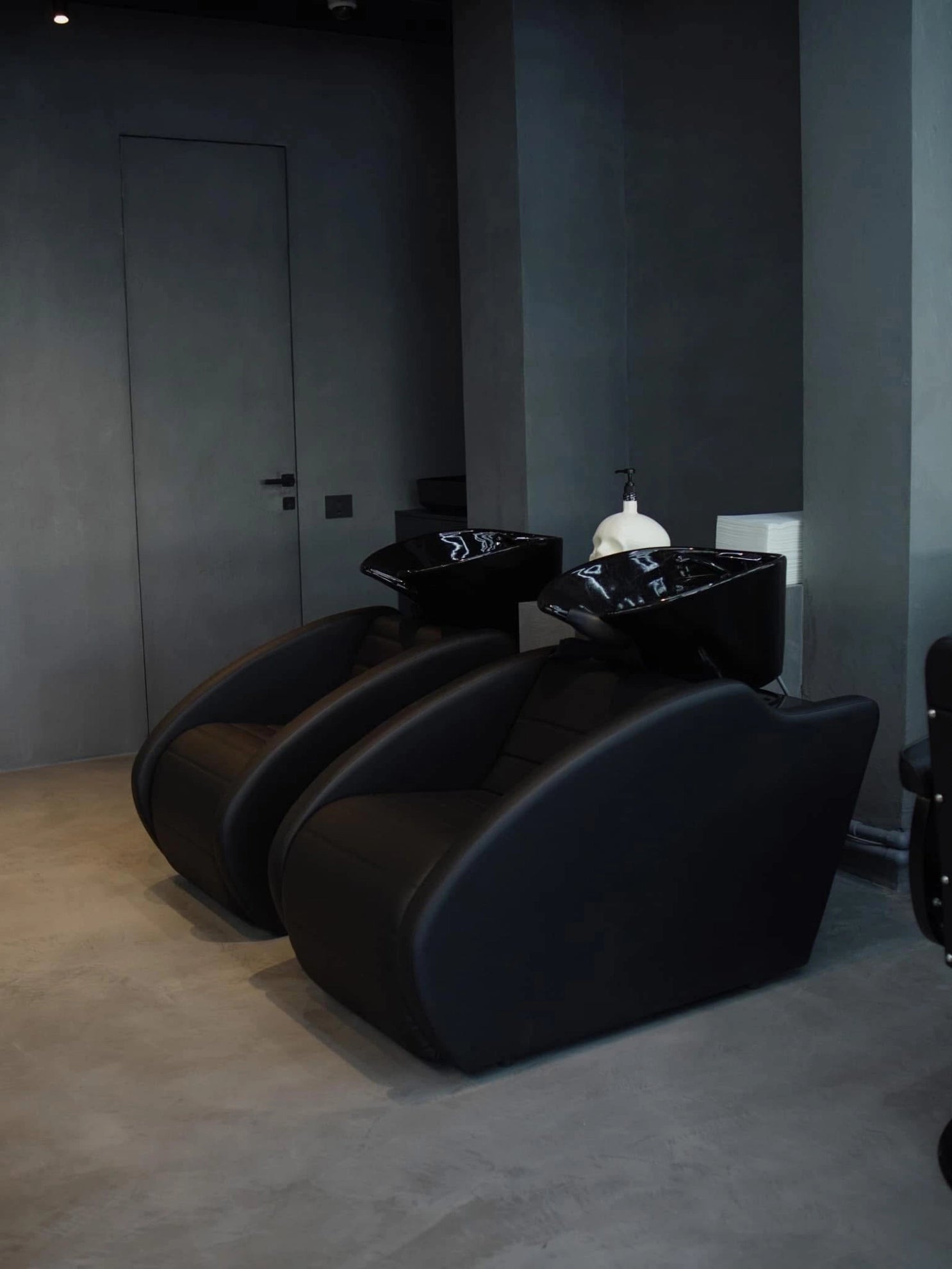 MENOSER stol za umivanje - Frizerski salon / Brivnica - Črna